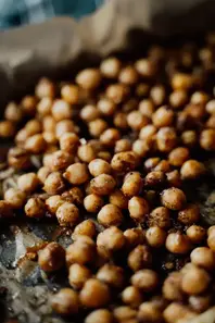 Garbanzos_Tostados_con_Cubierta_de_Sal_Marina_Crujiente_Receta_Ayurvédica_Saludable_Cocina_Vegetariana_Plato_de_Garbanzos_Dieta_Nutritiva_Deliciosa_Comida_Vegana_Saludable_Cocina_Plato_Natural_Ayurveda_Comida_Ayurvédica_Ayurveda